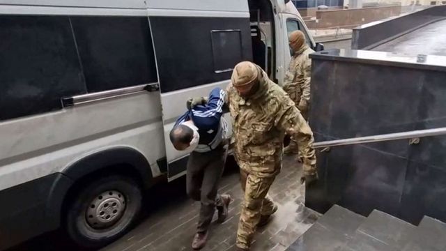 Így szállították a nyomozóhatóság épületéhez a moszkvai terrortámadás gyanúsítottjait