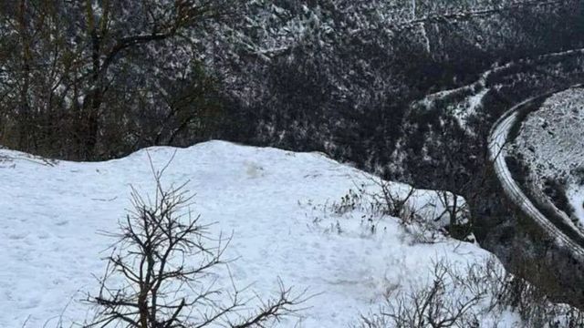 Minoră de 17 ani, decedată după ce a căzut de pe stânci la Mateuți