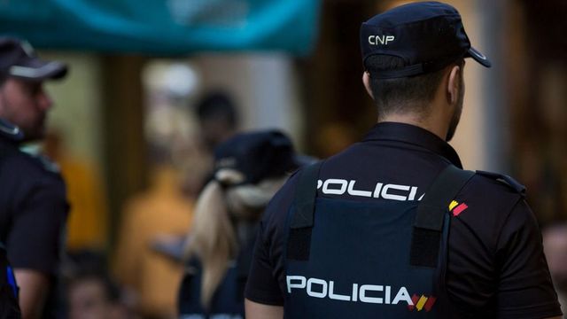 Španělská policie zatkla Češku, je podezřelá z obchodování se zbraněmi