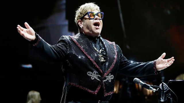 Zpěvák Elton John přišel o zrak