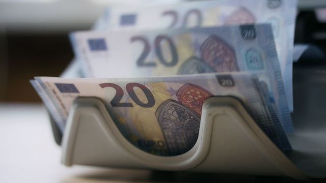 Românii pot cumpăra din nou titluri de stat Tezaur. Ce dobânzi oferă statul și până când te poți înscrie