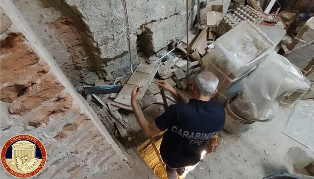 Scavi clandestini a Napoli, scoperta una chiesa medievale