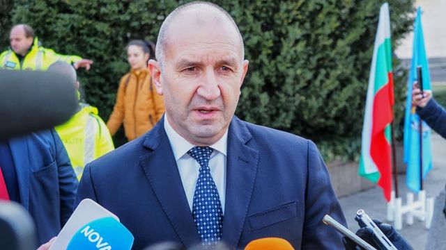 Румен Радев гласува в София с машина