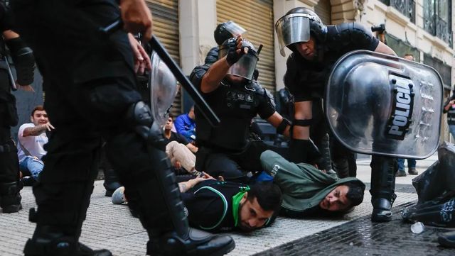 Más de 120 detenidos y 45 heridos en Argentina en una protesta de jubilados a la que se sumaron ultras del fútbol