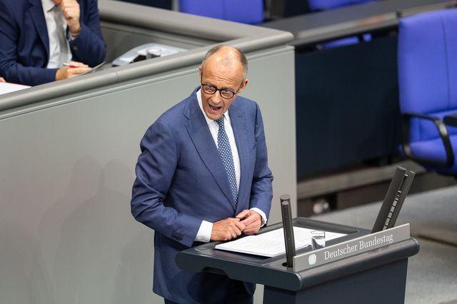 Merz attacca Afd, 'la vostra remigrazione è pulizia etnica'