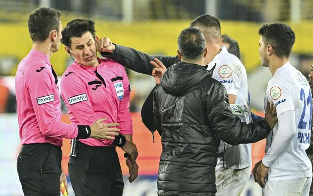 Întreg fotbalul din Turcia suspendat după ce președintele unui club a lovit un arbitru cu pumnul