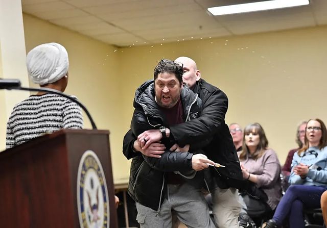 Un hombre ataca a Ilhan Omar en Minneapolis, la congresista más insultada y odiada por Trump