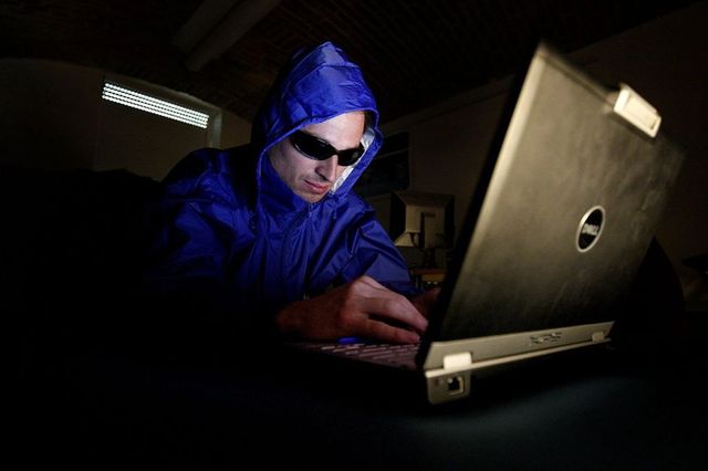 Skupina hackerů tvrdí, že ukradla údaje tisíců zaměstnanců FBI, píše Reuters