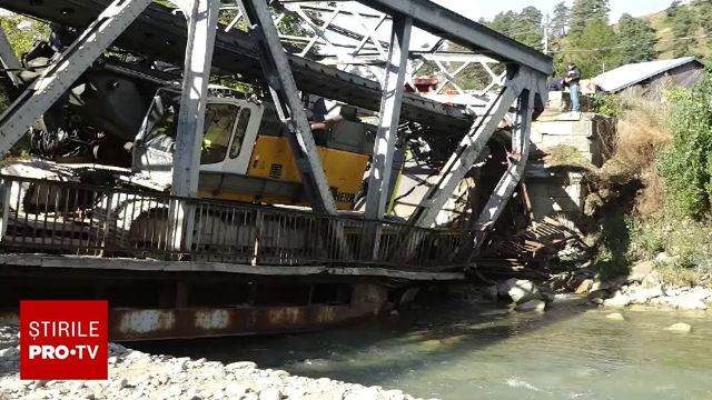 Măsurile luate după ce un pod metalic s-a prăbușit sub greutatea unui TIR, în Bacău. Autoritățile pregătesc o rută ocolitoare