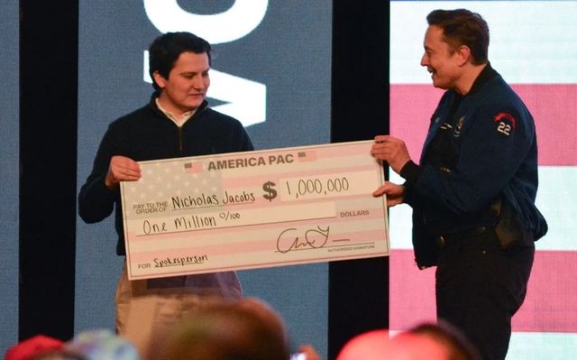 Elon Musk, acuzat că ar fi încălcat legea după ce a oferit cecuri de câte 1 milion de dolari alegătorilor