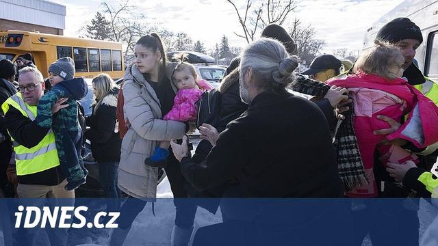 Do jeslí u Montrealu narazil autobus, podle policie dvě děti zemřely