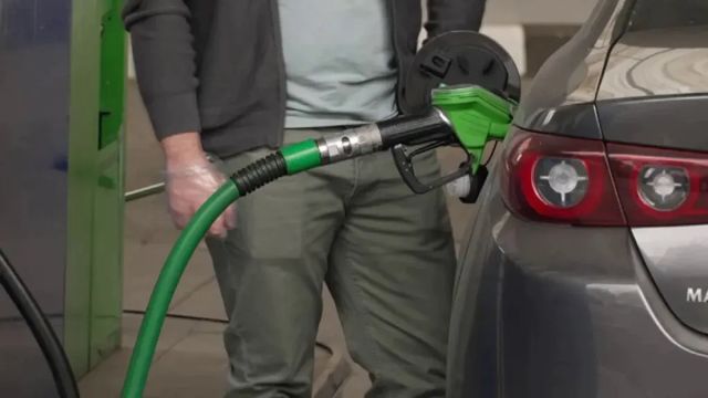 Benzina se scumpește cu 11 bani. ANRE a anunțat noile prețuri la carburanți