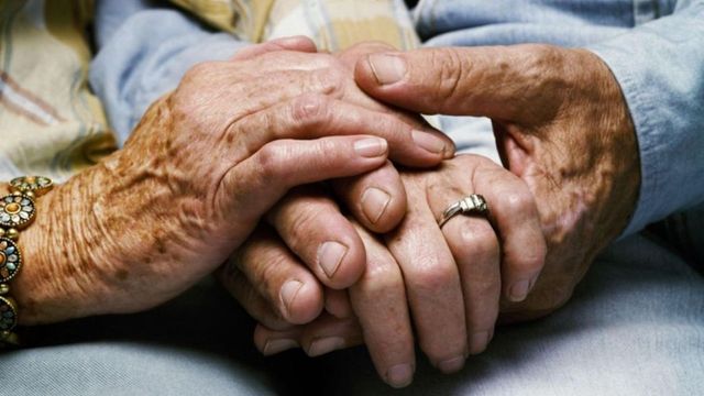 ANPC a dispus oprirea temporară a prestării serviciilor în 76 de centre de îngrijire a vârstnicilor