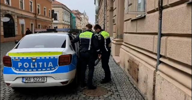 Un bărbat și-a lovit iubita chiar în sediul Poliției, unde fusese adus pentru o dispută cu femeia, în județul Arad