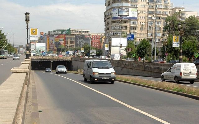 Un motociclist a murit, după ce a lovit stâlpii care delimitează cele două sensuri din Pasajul Unirii din București