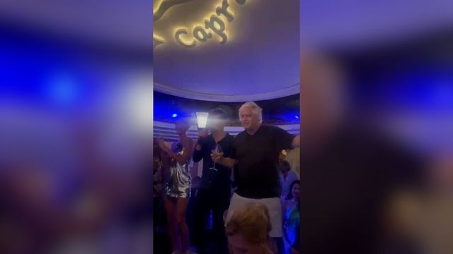 Boris Johnson scatenato alla Taverna Anema e Core di Capri