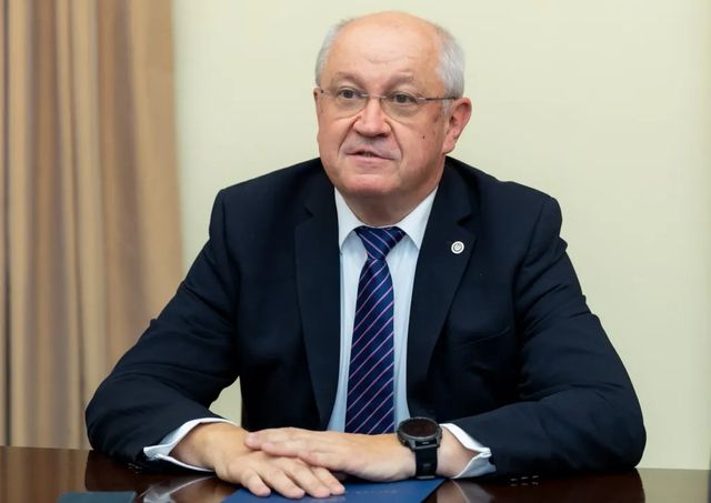 Alexandru Munteanu și-a depus declarația de avere. Premierul are…