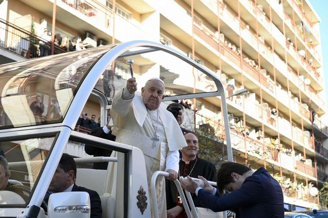 Papa Francesco compie 88 anni, e festeggia lavorando