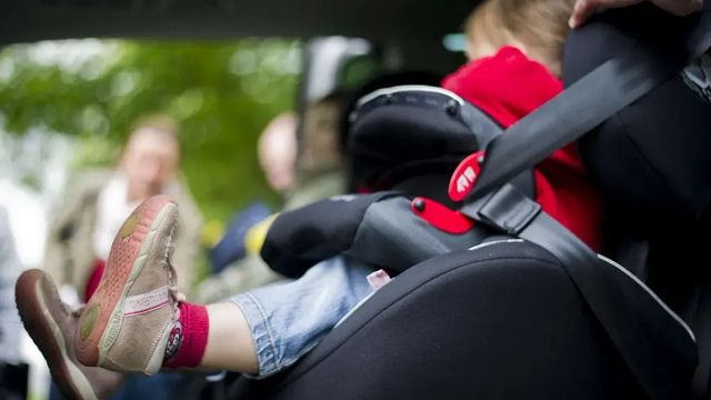 Lasciano bimba di sei mesi in auto al sole per fare la spesa: denunciati a Nuoro