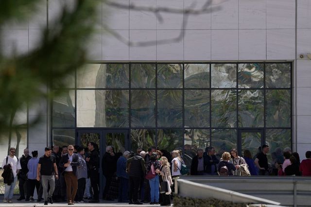 Uomo armato spara nel centro di Atene, almeno 5 feriti