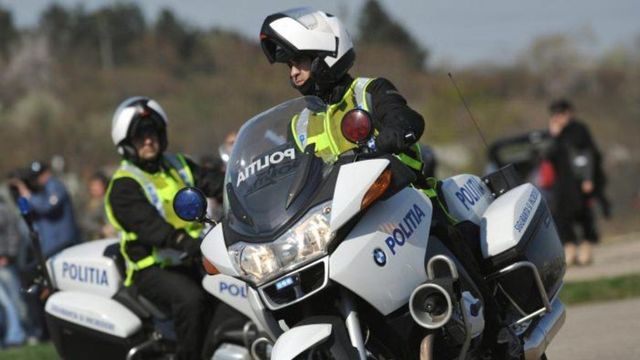 Un polițist pe motocicletă a accidentat un pieton