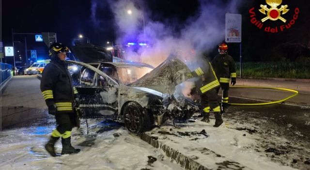 Auto esce di strada e prende fuoco, giovane carbonizzato