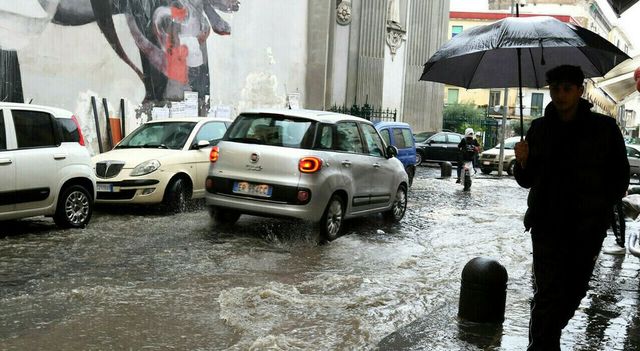 Maltempo in Italia, allerta meteo arancione su Campania e Toscana oggi