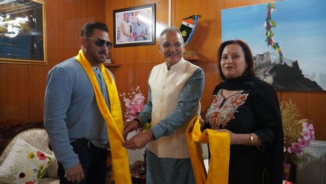 Salman Khan Visits Ladakh Lieutenant Governor While Shooting For Battle Of Galwan