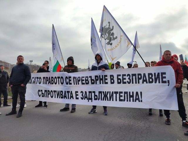 Членове и симпатизанти на ”Възраждане” блокираха пристанище Бургас