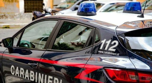 Salerno, accoltella una donna e si lancia dalla finestra: muoiono entrambi