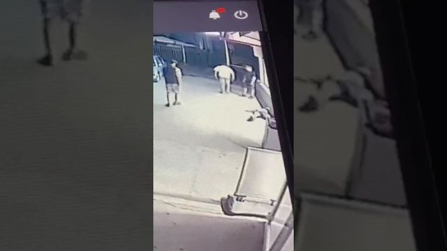 Momentul în care un tânăr de 25 de ani este snopit în bătaie, în Bacău, de un boxer de 17 ani