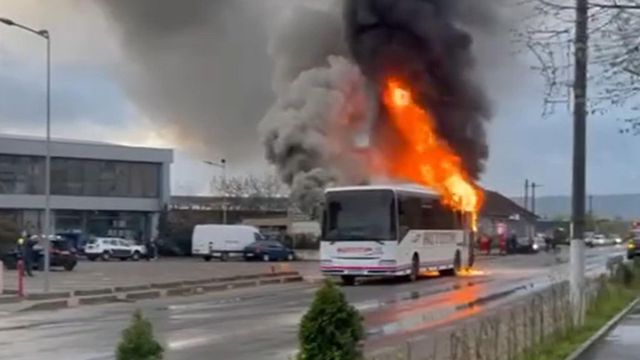 Un autocar plin cu elevi a luat foc la Moldova Nouă