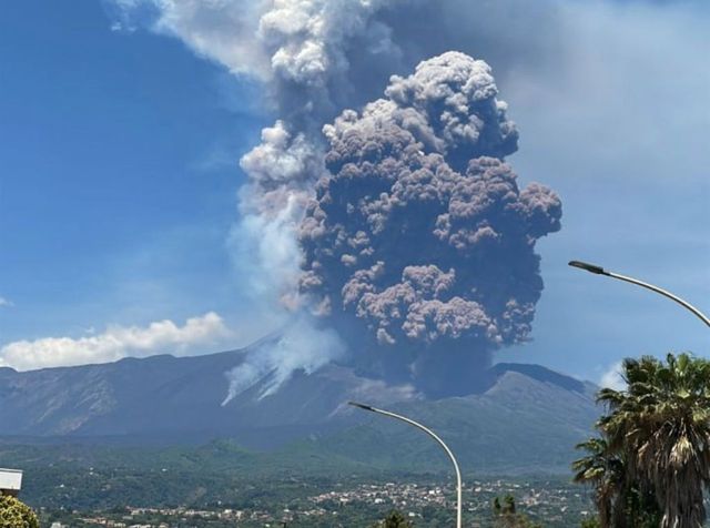 Vulcanul Etna a erupt din nou: Oamenii fug înspăimîntați