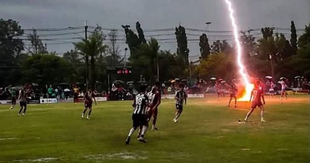 Tragedie pe terenul de fotbal. Un jucător a murit lovit de fulger chiar în timpul meciului