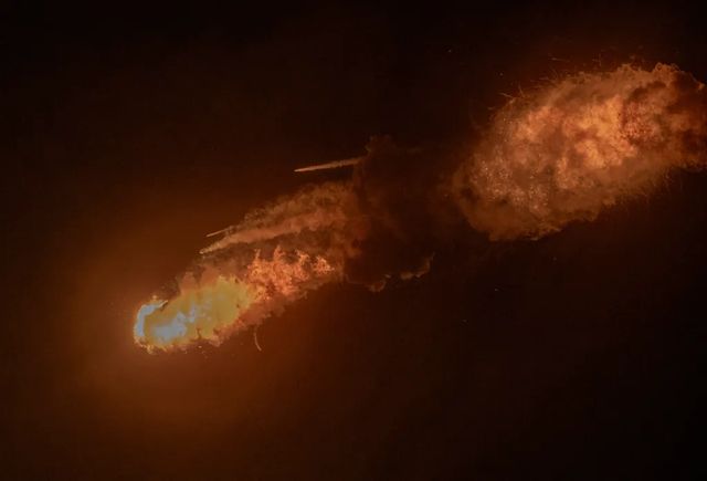 Momentul când o rachetă chineză care transporta un satelit explodează la câteva secunde după lansare
