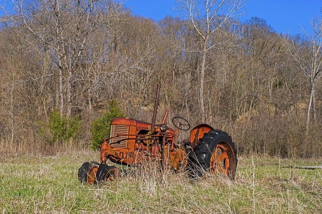 Beat și fără permis, un bărbat a lovit cu tractorul patru mașini