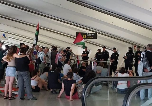 Incidentes en el aeropuerto de Bilbao en el recibimiento a los activistas de la flotilla propalestina