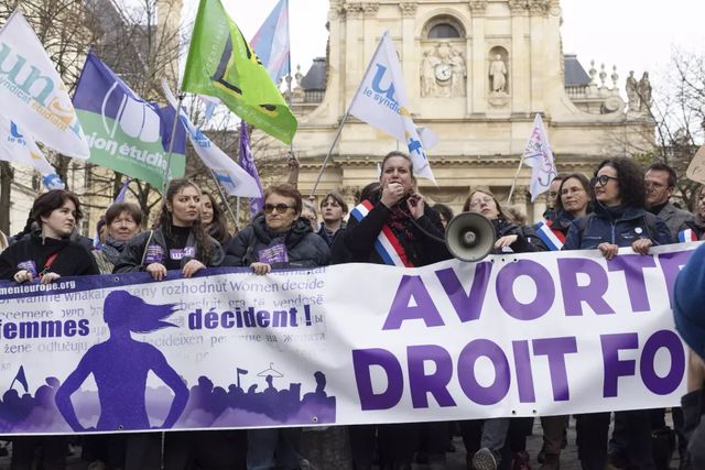 Franța devine prima țară care pune dreptul de avort în constituție