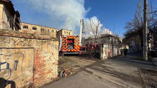 Incendiu la o clădire a Liceului Timpuri Noi din Capitală