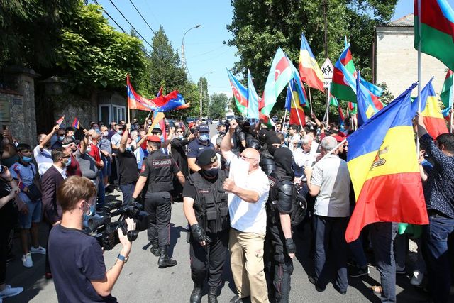 Un marș organizat de comunitatea azeră din Moldova a degenerat în altercații în fața Ambasadei Armeniei din Chișinău