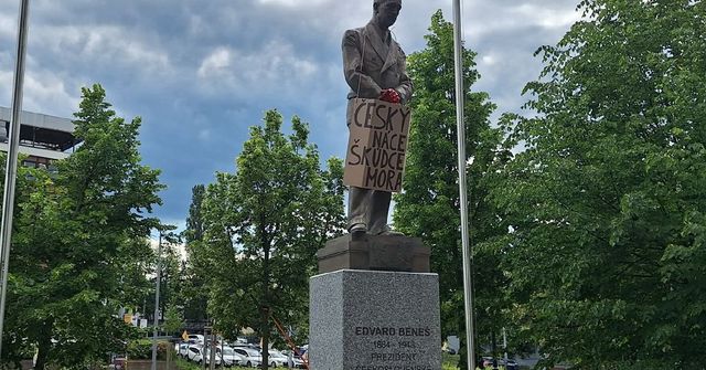 Aktivisté natřeli v Brně ruce sochy prezidenta Beneše načerveno