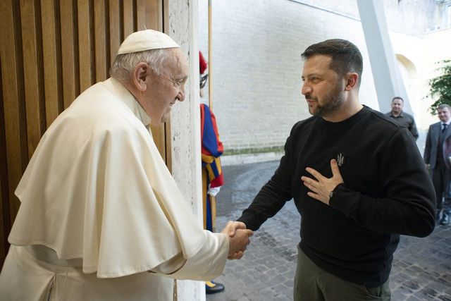 Volodimir Zelenski i-a dăruit Papei Francisc o icoană pictată pe o vestă antiglonț