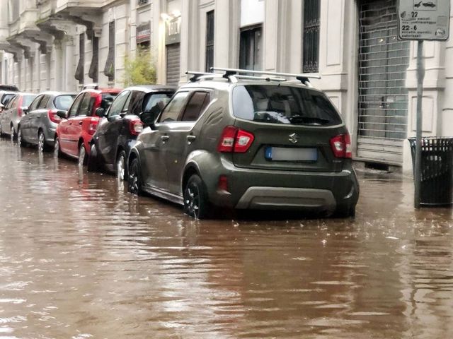 A Milano esondato il Lambro, allagamenti e traffico