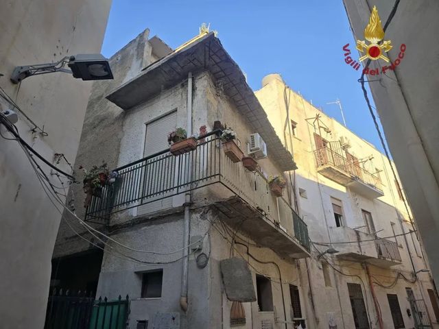 Crolla il balcone di un'abitazione a Mazara del Vallo, morta una donna