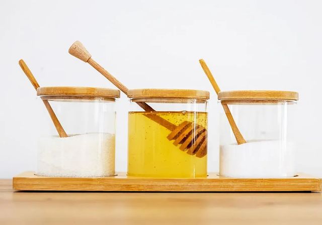 Nueve alimentos que puedes tener durante años en tu despensa porque... ¡nunca caducan!