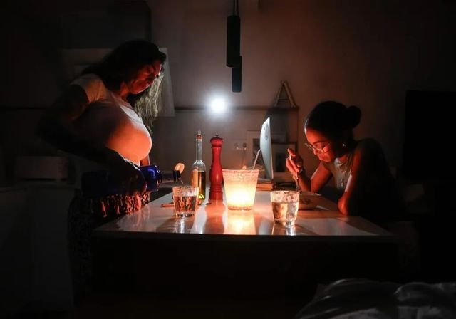 El 22,6% de los españoles culpa al Gobierno del apagón y un 15,7% a eléctricas, según una encuesta