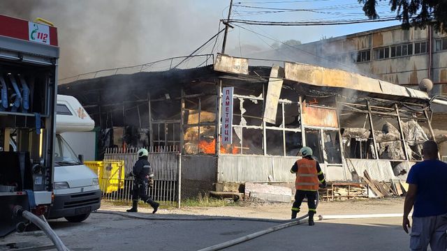 Голям пожар избухна в складове и цехове в Свищов