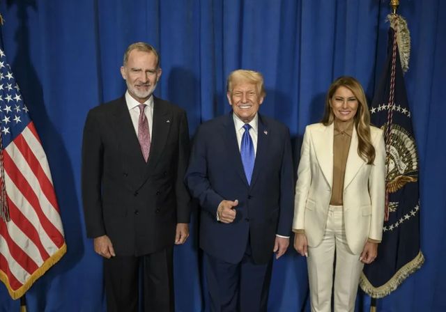 La Casa Blanca publica una foto de Trump y Melania con el Rey cuatro días después de su encuentro