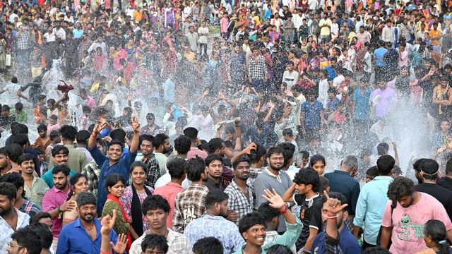 Devotees throng Vaigai to witness Lord Kallazhagar entering the river