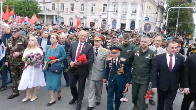 Victorie! Membri și susținători ai PSRM, la Marșul Victoriei în centrul capitalei: Igor Dodon, însoțit de deputați și veterani de război